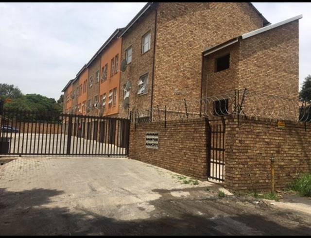 2 BEDROOM APARTMENT FOR SALE IN KEMPTON PARK CENTRAL